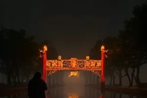 悬疑短剧《第十一封信》信封与台灯特写