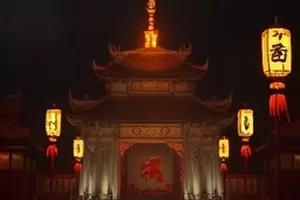 现实题材《铁皮屋顶》雨后铁皮反光