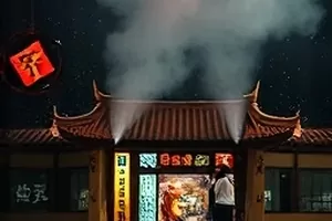 都市悬疑剧《暮色车站》雨夜站台剧照